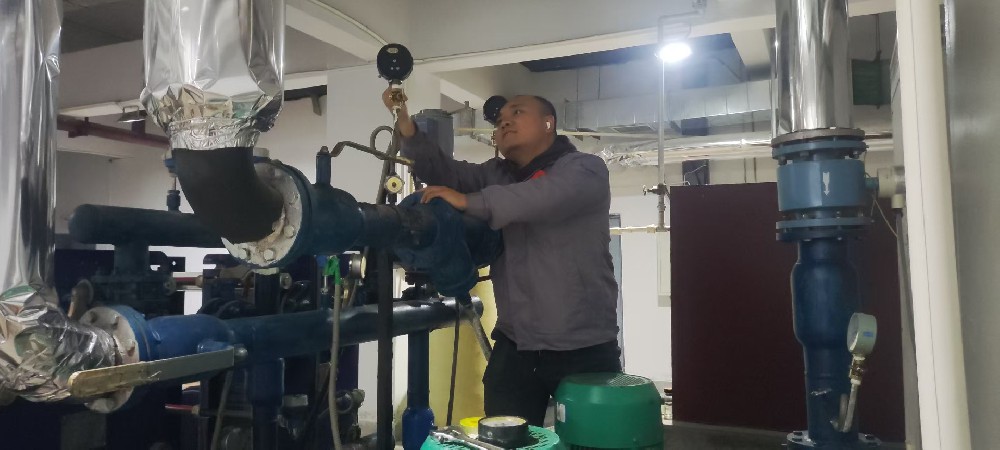 開(kāi)盛供熱公司啟動(dòng)換熱站注水打壓檢測(cè)工作